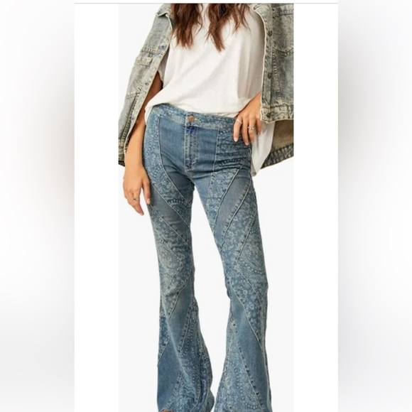 We The Free Mermaid Mid Rise Flare Jeans. Size 26